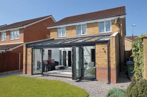 Lean-to-conservatory